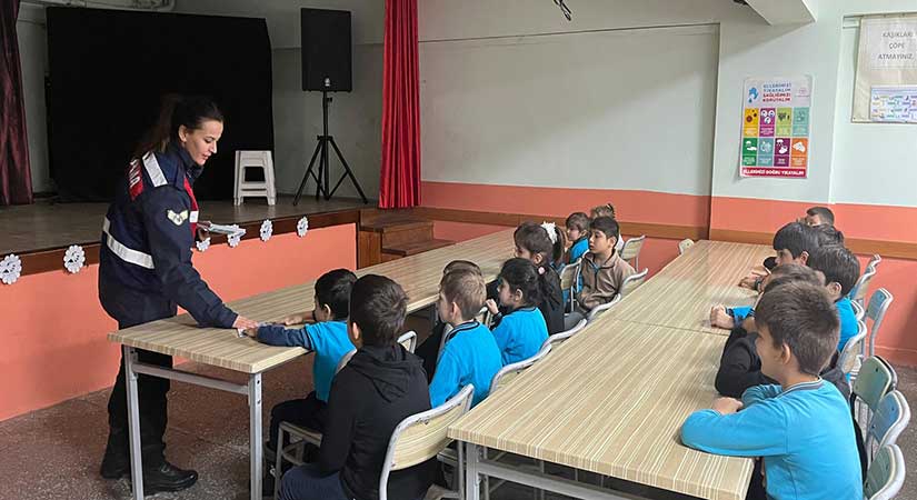 Jandarma’dan öğrencilere akran zorbalığı eğitimi