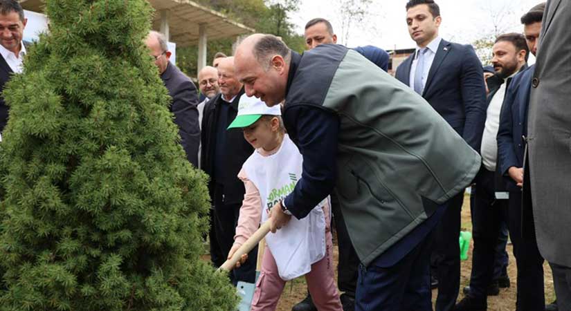 Yeşil gelecek için el ele 1 milyon fidan toprakla buluştu
