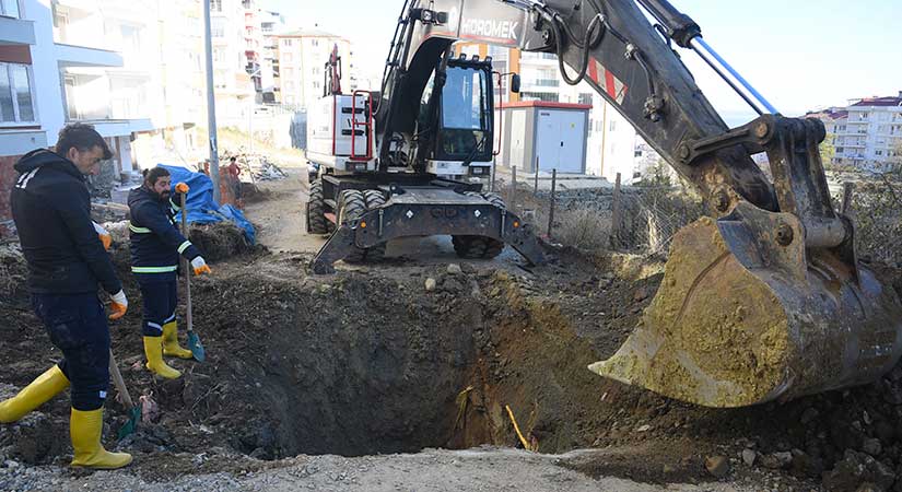 Belediye şehir genelinde onarım ve yenileme çalışmalarını sürdürüyor