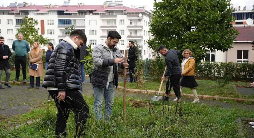 Başkan Ayyıldız, öğrencilerle fidan dikti
