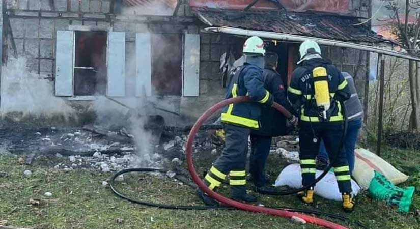 88 yaşındaki ev sahibi hayatını kaybetti 1 itfaiyeci hastanede