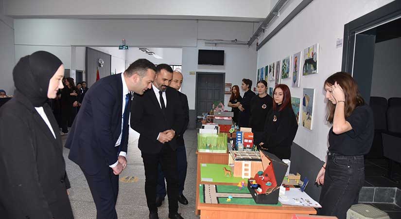 Başkan Dede, İngilizce materyal sergisine katıldı