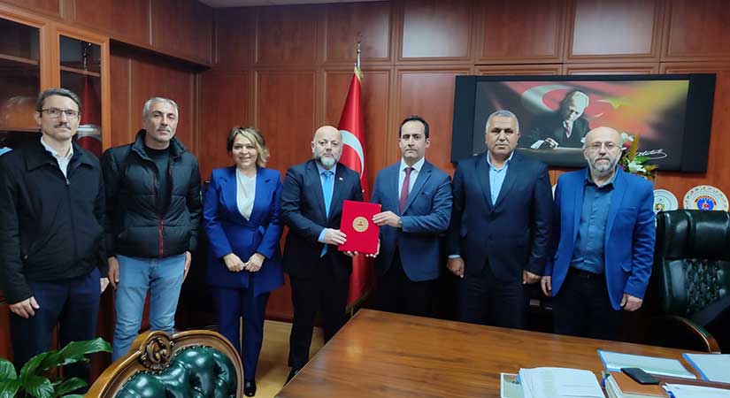 Eynesil’e “Kitap Kafe” için protokol imzalandı