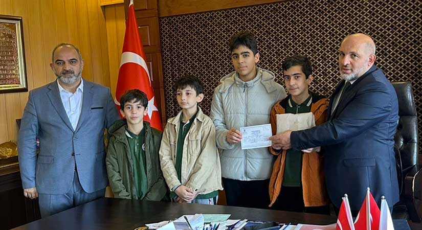 Öğrenciler Filistinlilere destek için “hayır çarşısı” kurdu