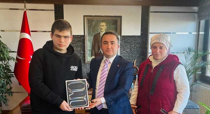 Kaymakamdan görme engelli ana-oğula anlamlı hediye