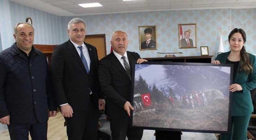 Hemşerileri hediye takdim etti