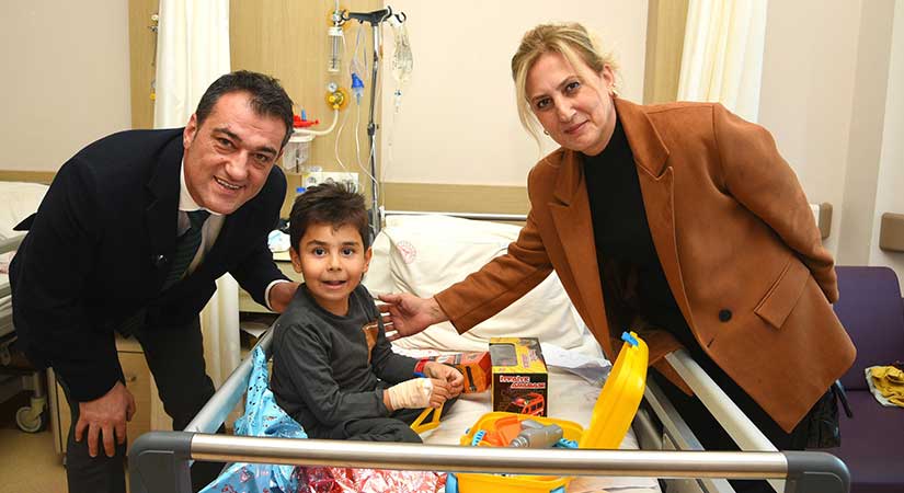 Tedavi gören çocuklara hediye ve moral desteği