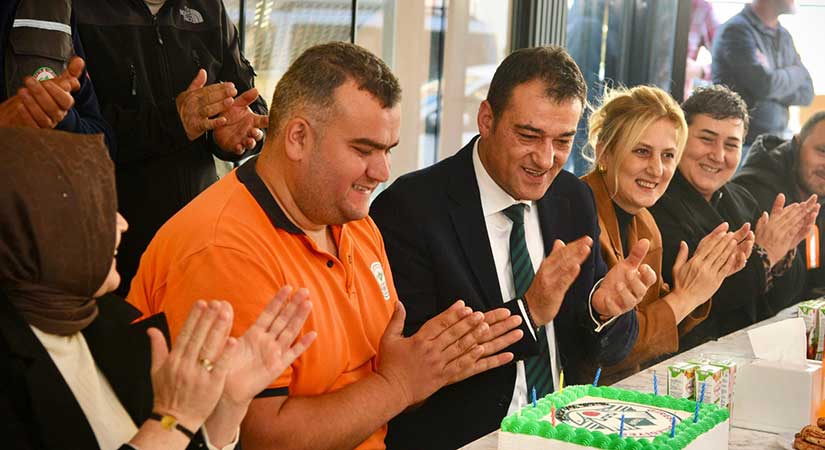 Başkan Köse personelinin doğum gününü kutladı
