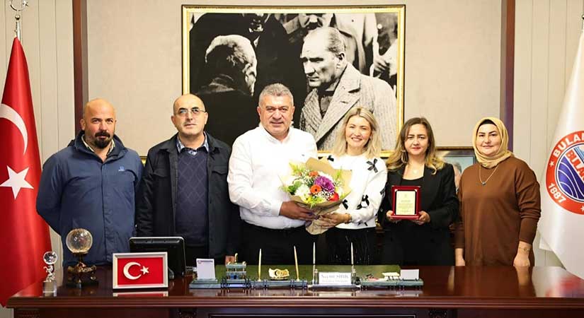 Başkan Sıbıç’a, okuduğu okuldan plaket