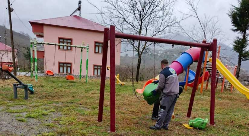 Görele Dikmen Köyü çocuk oyun alanı fark yaratıyor