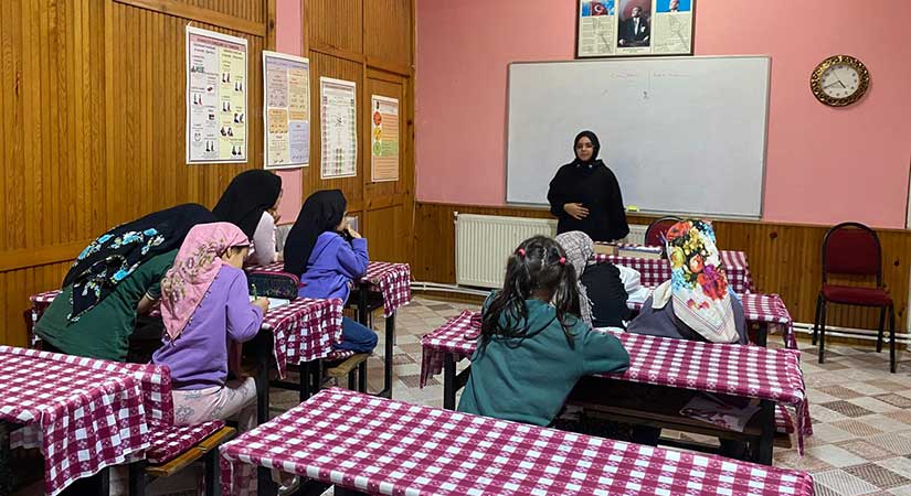 Espiye’de, genç gönüller, çocuk gönüllerle buluşuyor