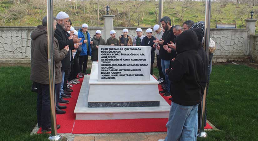 Hafız öğrencilerden şehit mezarına anlamlı ziyaret