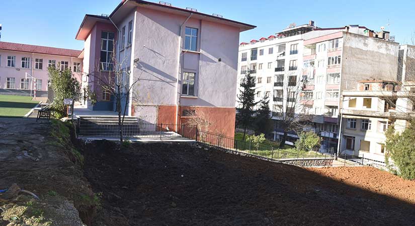 Tarihi Görele Lisesi’nin bahçesi onarılıyor