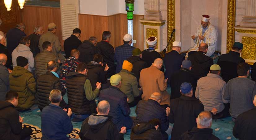 Regaib Gecesinde eller semaya gönüller duaya açıldı 