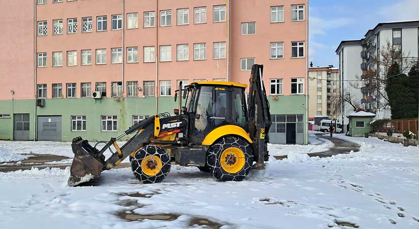 Espiye Belediyesi’nden okullara kar temizleme desteği