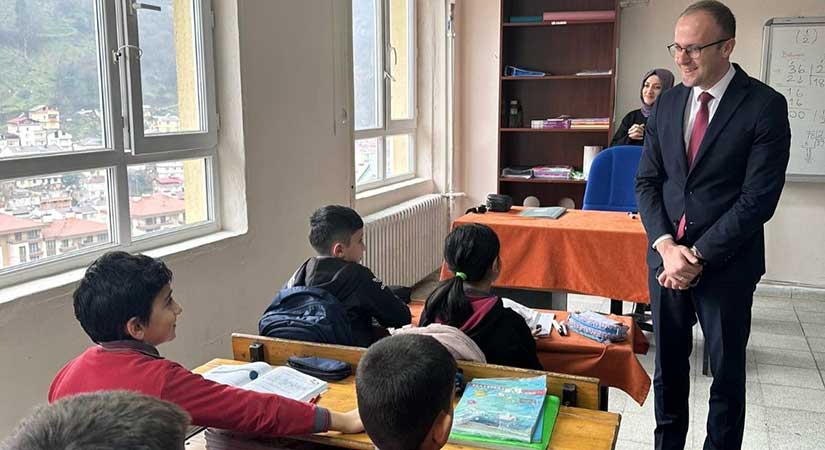 Kaymakam Azman’dan ev ve okul ziyareti