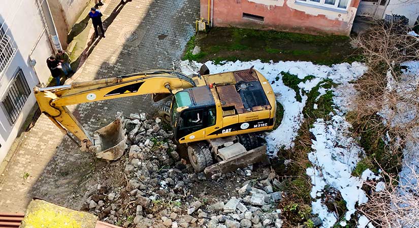 Giresun’da metruk binalar tek tek yıkılıyor
