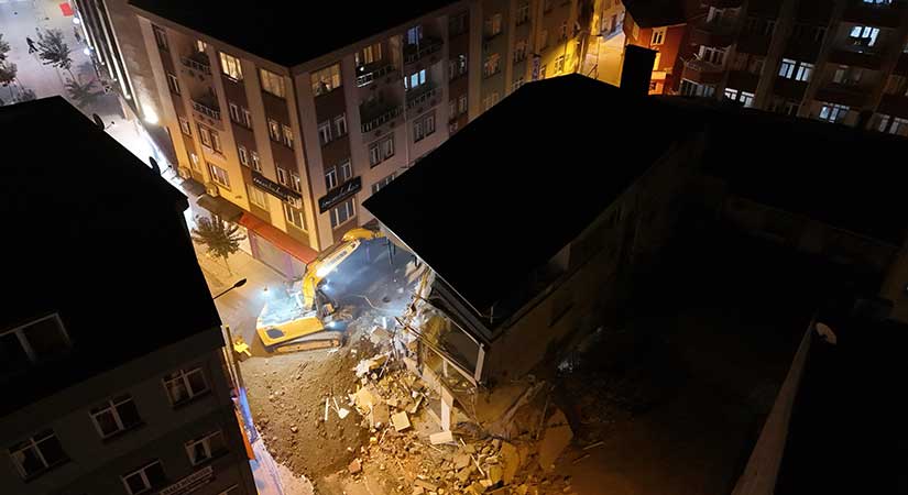 Giresun’da çökme tehlikesi bulunan bina yıkıldı