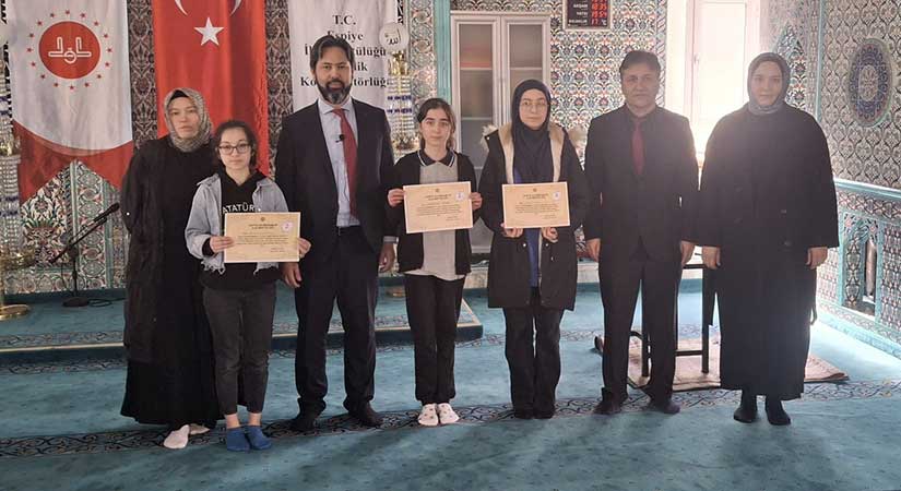 Espiye’de ilköğretim okulu öğrencileri şiir okumada yarıştı.