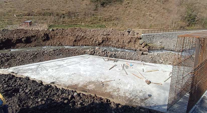 Eynesil’de Topallı deresi üzerine köprü yapımı başladı