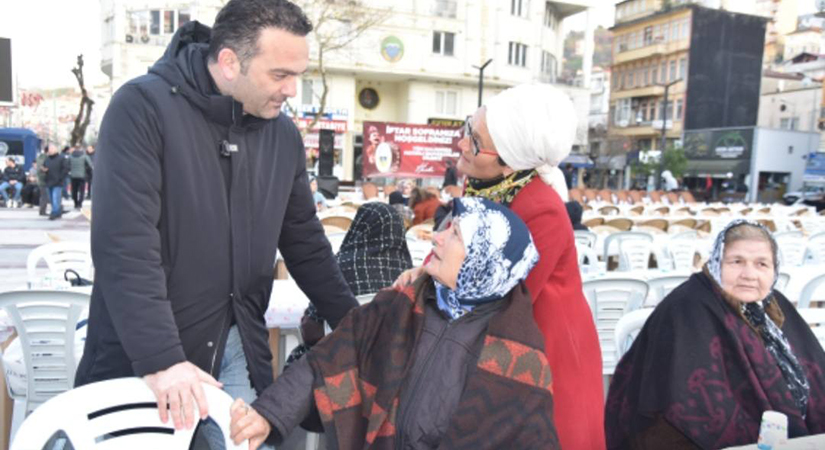 Başkan Dede, iftarda halkla kucaklaştı