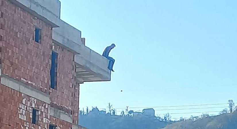 İnşaat halindeki binanın tepesine çıktı