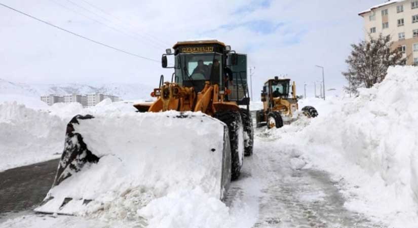 İl Özel İdaresi ekipleri kapanan köy yollarını açıyor