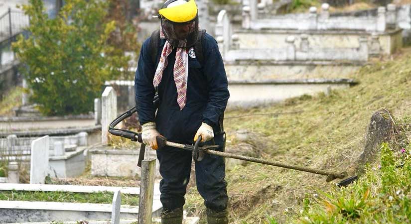 Mezarlıklarda bayram temizliğine başladı