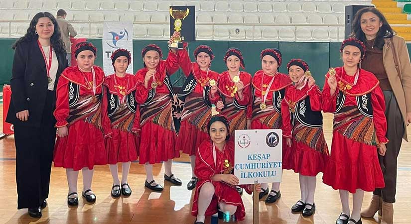 Halk oyunları ekipleri coşturdu!