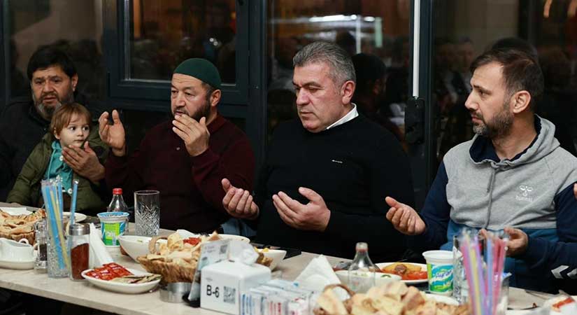 Başkan Sıbıç, Tatar aileleri iftarda ağırladı