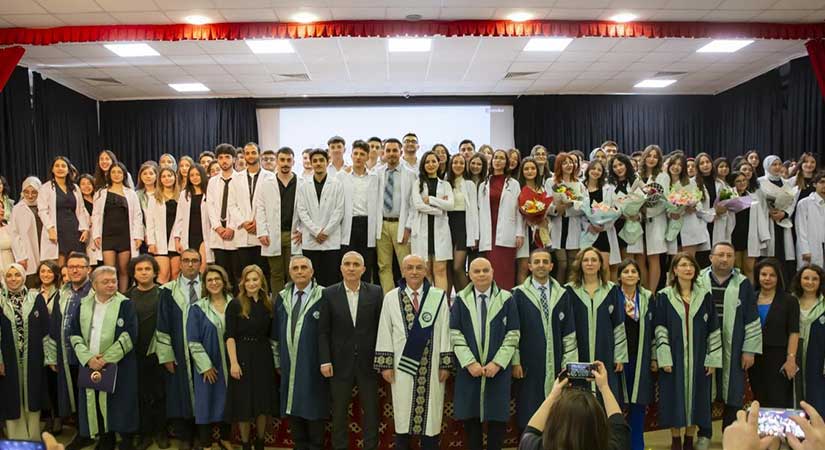 Tıp Fakültesi öğrencileri beyaz önlüklerini giydi