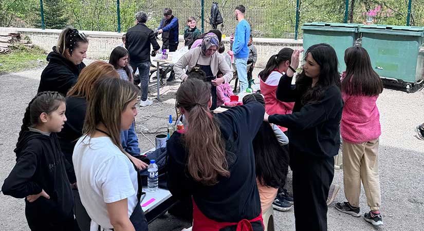 Gönüllü kuaförlerden 23 Nisan’da jest