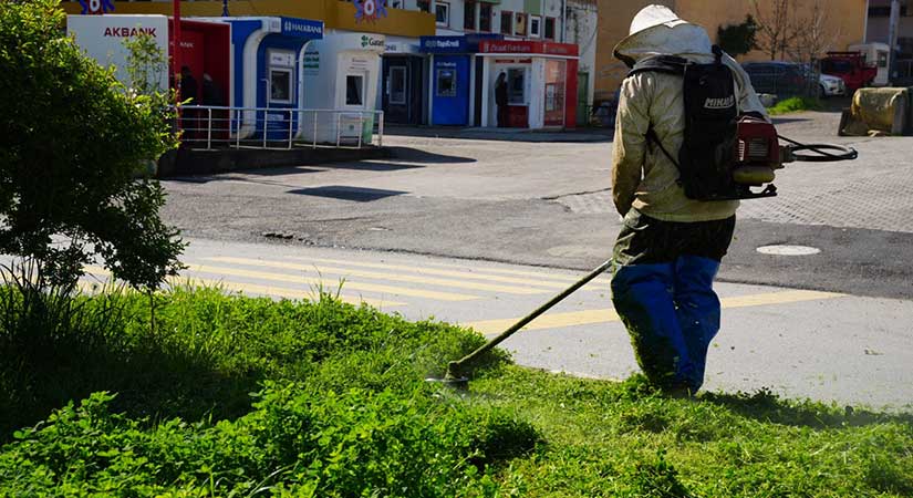 Belediye ekipleri parklardan yollara kadar her yerde temizlikte