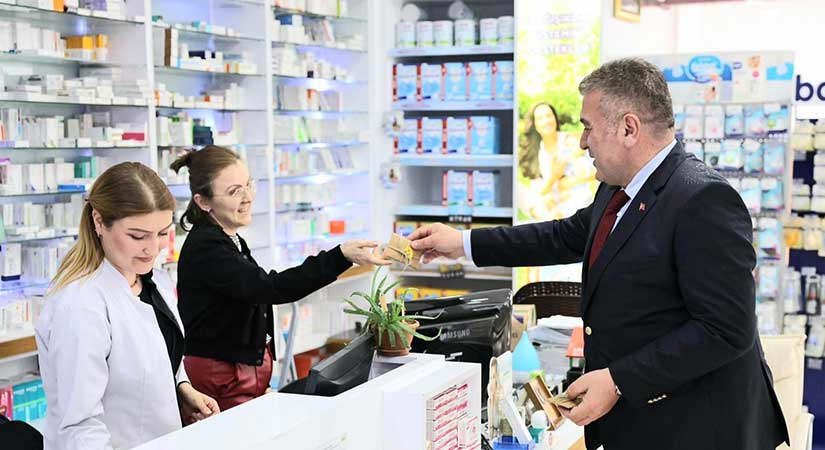 Başkan Sıbıç, Eczacı Tekniker ve Teknisyenlerini kutladı