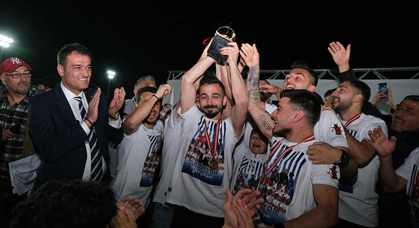 Yeniyolspor’un şampiyonluk töreninde büyük coşku