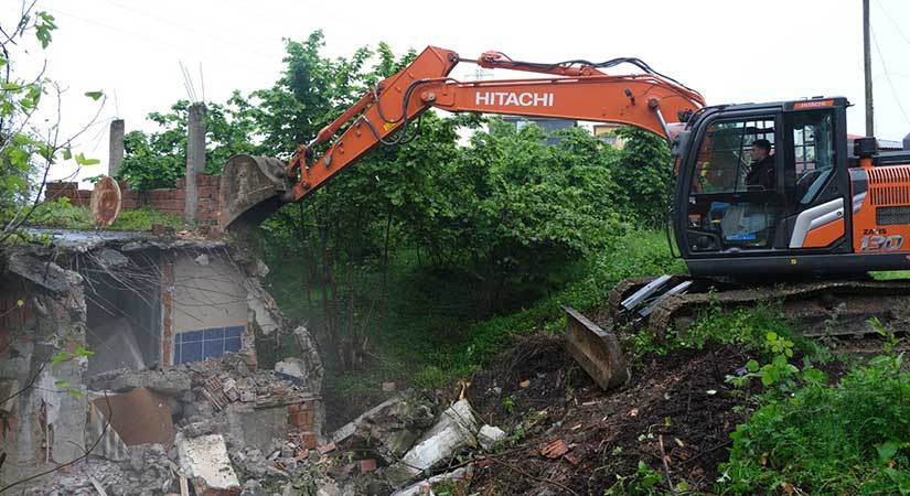 Bulancak’ta metruk binalar bir bir yıkılıyor