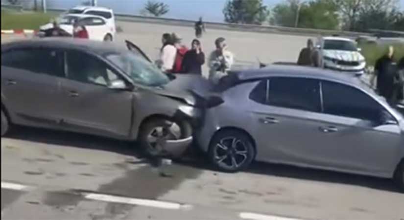 5 aracın birbirine girdiği zincirleme kazada 2 kişi yaralandı