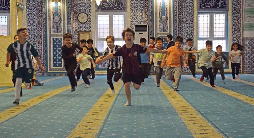 Camiler çocuk sesleriyle şenleniyor