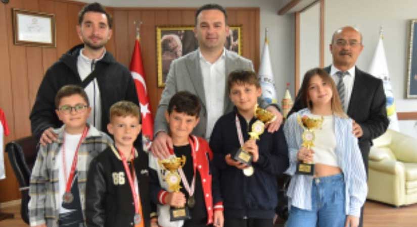 Öğrenciler kupa sevincini Başkan Dede ile paylaştı