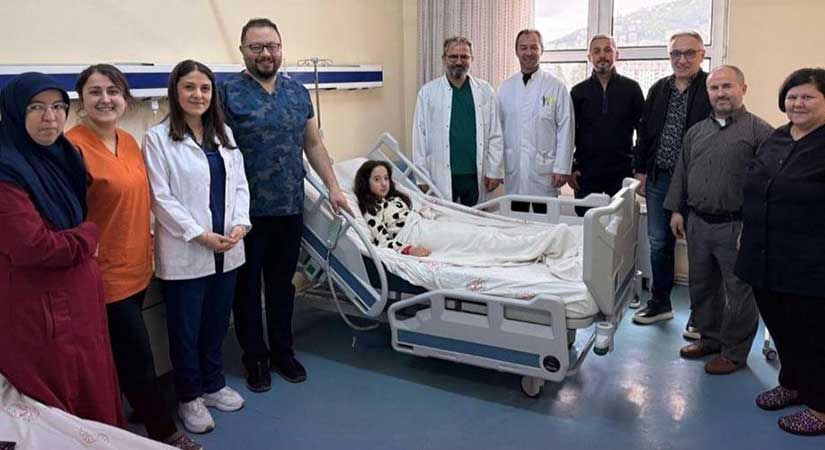 11 yaşındaki hastaya çifte hayat kurtaran operasyon