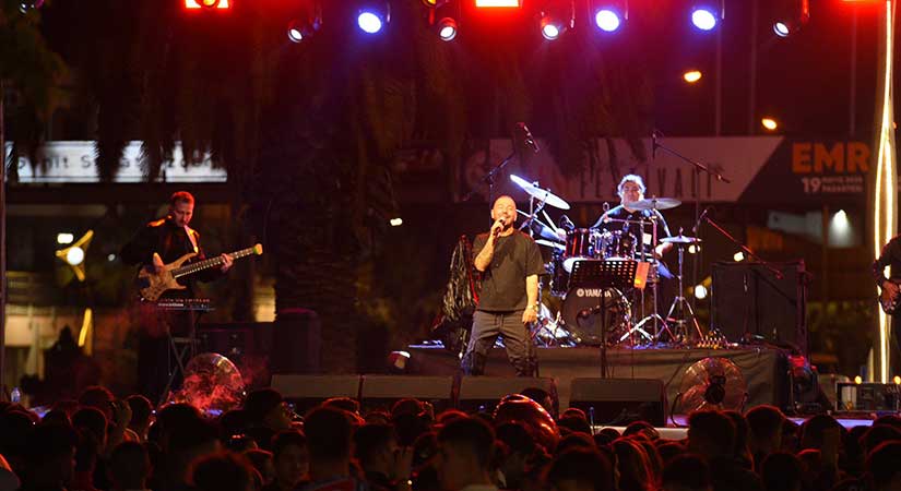 Festivalde yerel sanatçılar ve pop müziği eşliğinde dolu gece