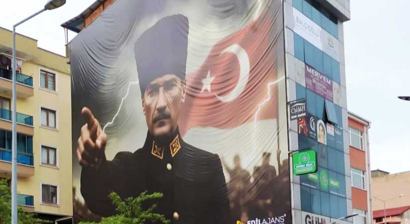 Görele meydanına atamızın dev portresi asıldı