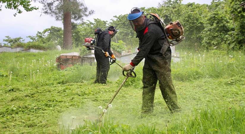 Mezarlıklarda yaz temizliği son sürat devam ediyor