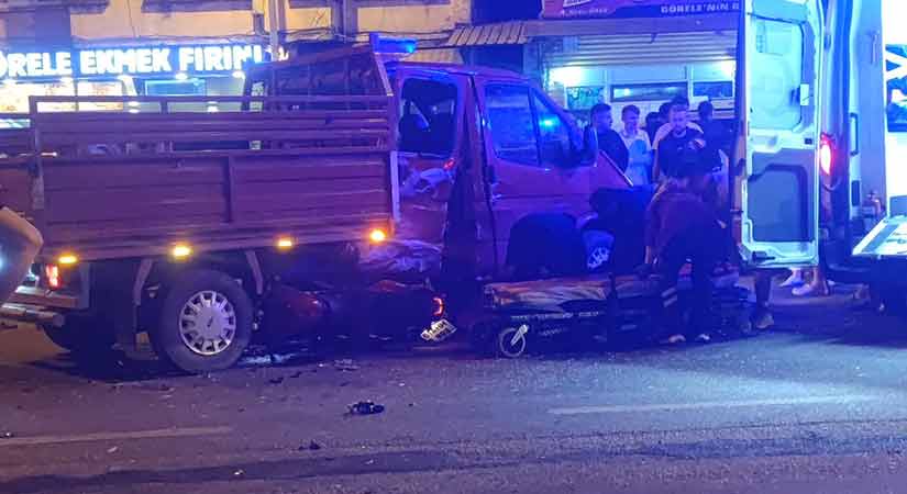 Motosiklet kamyonun altına girdi, can pazarı yaşandı