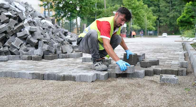Yeni yerleşim alanında parke yol seferberliği