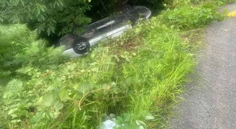 Bulancak’ta otomobil şarampole devrildi