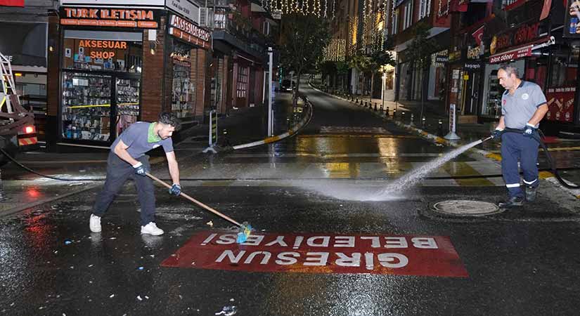 Gazi Caddesi köpüklü suyla yıkandı, pırıl pırıl oldu