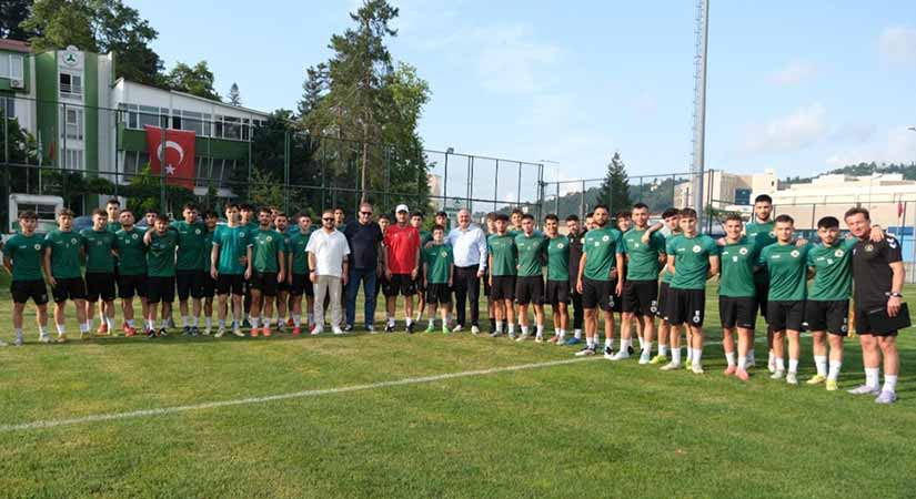 Giresun Belediyesi’nden yabani ot temizliği ve ağaç budama