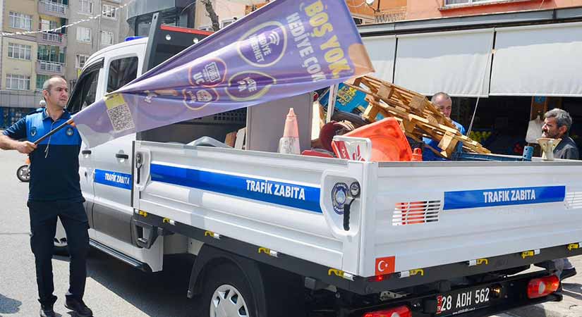 Dükkan önlerini işgal eden dubalar, levhalar ve eşyalar toplandı