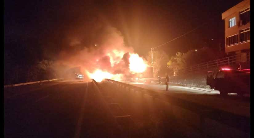 Seyir halindeki TIR alev alev yandı